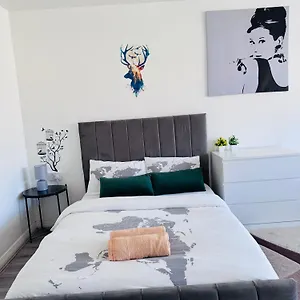  Homestay Modern In A 4 Bedroom Flat In London, Shared Bathroom!